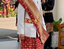 Pimpin Upacara HUT RI Ke-76 di Istana, Presiden Jokowi Kenakan Pakaian Adat Lampung