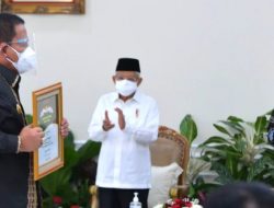 Wakil Presiden Ma’ruf Amin Memberikan Penghargaan Kepada Lima Gubernur dan Bupati Dari Kementan RI