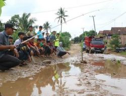 Lapor Pak Gubernur Arinal, Jalan Penghubung Lamteng dan Lampura Rusak Parah “Warga Gelar Aksi Protes””