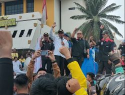 Tolak BBM, Ketua DPRD Lampung Mingrum Gumay Terima dan Berdialog Dengan Pengunjuk Rasa
