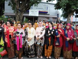 Perayaan Hari Batik Nasional 2022, Istri Gubernur Lampung Ikuti Parade Kebaya di Kota Solo