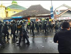 Saat Meliput Aksi Unjuk Rasa, Oknum Polisi Intimidasi Wartawan Ketika Merekam Pemukulan Mahasiswa