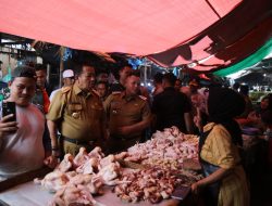 Saat Meninjau harga Bahan Pokok, Pedagang Pasar Natar Antusias Sambut Kedatangan Gubernur Lampung