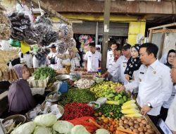 Awal Ramadan, Pj. Bupati Pringsewu Marindo Cek Harga Bahan Pokok di Pasar Gadingrejo dan Pringsewu