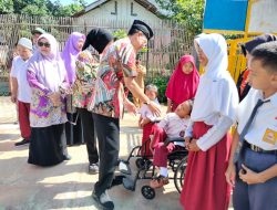 Bacabup Pringsewu Adi Erlansyah Bersama Istri Menyerahkan Bantuan Kursi Roda ke SLB Putra Bakti Desa Pagelaran