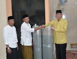 Adi Erlansyah Berikan Bantuan Ambal dan Shalat Tarawih Bersama di Masjid Baitul Muslim Gading Rejo