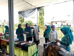 Tampil Cantik, Pj. Ketua PKK Agnesia Marindo Kunjungi Lomba Desa di Pekon Pagelaran