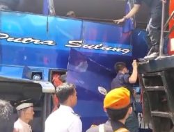 Kereta Api Tabrak Bus, Empat Penumpang Tewas dan 15 Luka-luka