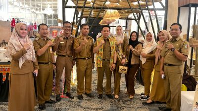 Pj. Bupati Marindo Bersama Ketua PKK Agnesia Tinjau Persiapan Stan Pringsewu di Lampung Craft