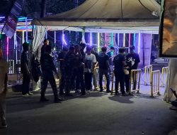 Panitia PRL dan Aparat Menghimbau Bagi Pengunjung Untuk Parkir Didalam Area