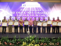 Pj. Bupati Pringsewu Marindo Menerima Penghargaan Anubhawa Sasana Desa/Kelurahan 2024