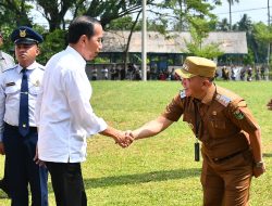 PJ. Bupati Tanggamus Sambut Kedatangan Presiden RI Joko Widodo Di Lapangan Hijau Kotaagung