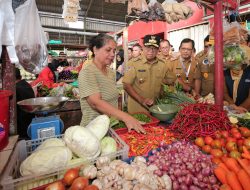Pj. Gubernur Samsudin Pantau Harga Komoditas Pangan di Pasar Way Halim dan Way Kandis Bandarlampung