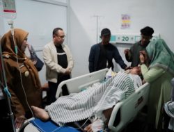 Walikota Eva Dwiana dan Ka disdikbud Lampung Sulpakar Jenguk Siswa SMK Yang Jatuh Dari Flyover 