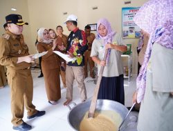 Pj. Bupati Pringsewu Marindo Kunjungi Gapoktan Olahan Dodol Sirsak Kecamatan Pardasuka