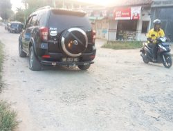 Warga Jatimulyo Lamsel Keluhkan Kondisi Jalan Cendana Penuh Lubang, Berharap Bupati Turun dan Perbaiki