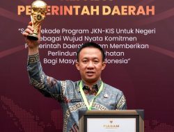 Pj.Bupati Pringsewu Terima Penghargaan Universal Health Coverage 2024 