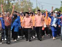 Meriahnya Tukang Ojek, Tukang Sayur dan Pakaian 1990 Iringi Adi Lah Daftar ke KPU Pringsewu