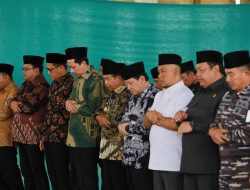 Pj. Gubernur Samsudin Salat Jum’at Bersama di Masjid Al-Hijrah Kota Baru, Terapkan Motto: Lanjutkan Pembangunan Kota Baru Dimulai dari Masjid