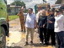 Mukhlis Basri Bersama Anggota Komisi IV DPRD Lampung Sidak Sejumlah Ruas Jalan Di Lampung Tengah 