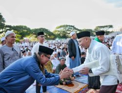 Gubernur Lampung Rahmat Mirzani Djausal Laksanakan Salat Idul Fitri 1446 H Bersama Ribuan Warga