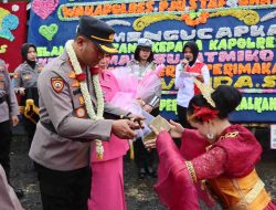 Kapolres Tanggamus AKBP Rahmad Sujatmiko Disambut Tarian Adat Lampung, Polisi Cilik Hingga Pedang Pora Saat Tiba Di Mapolres Tanggamus