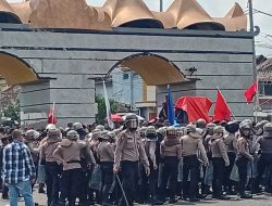 Aksi Demo Petani Singkong Ricuh, Massa Lempar Batu ke Aparat di Depan Kantor DPRD Lampung