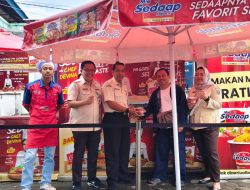 UPTD Samsat Bandar Lampung Berbagi Mie Instan, Bentuk Apresiasi kepada Wajib Pajak