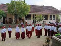 Guru Bergiliran Jadi Pembina Dalam Kegiatan Upacara Rutin Setiap Hari Senin di SD Negeri 1 Kota Batu